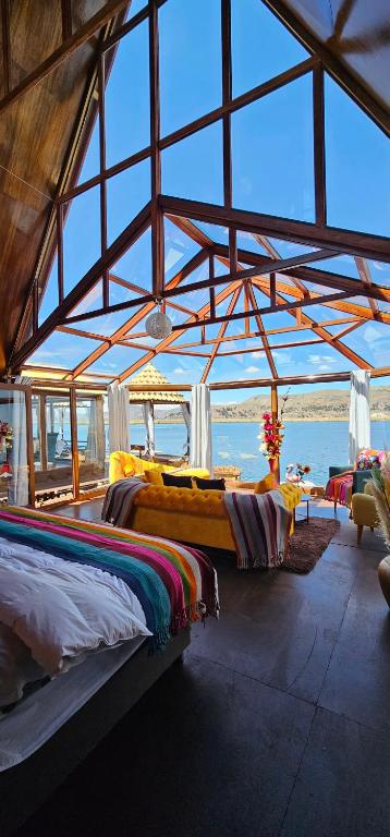 普诺Glamping Titicaca Perú的大楼内带两张床的房间