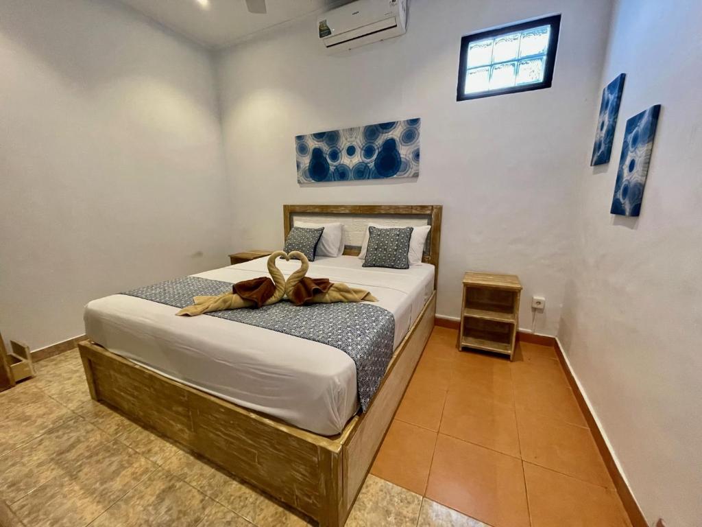 沙努尔Asri Bali Sanur Apartment的一间卧室,卧室内配有一张大床