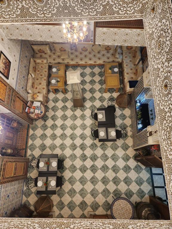 梅克内斯Riad Royal的玩具厨房的顶部景色,设有 ⁇ 格地板