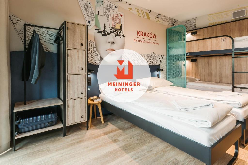 克拉科夫MEININGER Kraków Centrum的一间设有两张床的房间和一个能读取会员兴趣的标志