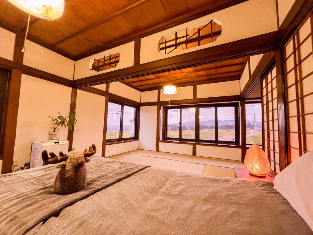妙高Arai Villa Myoko的一间带一张大床的卧室,位于带窗户的房间内