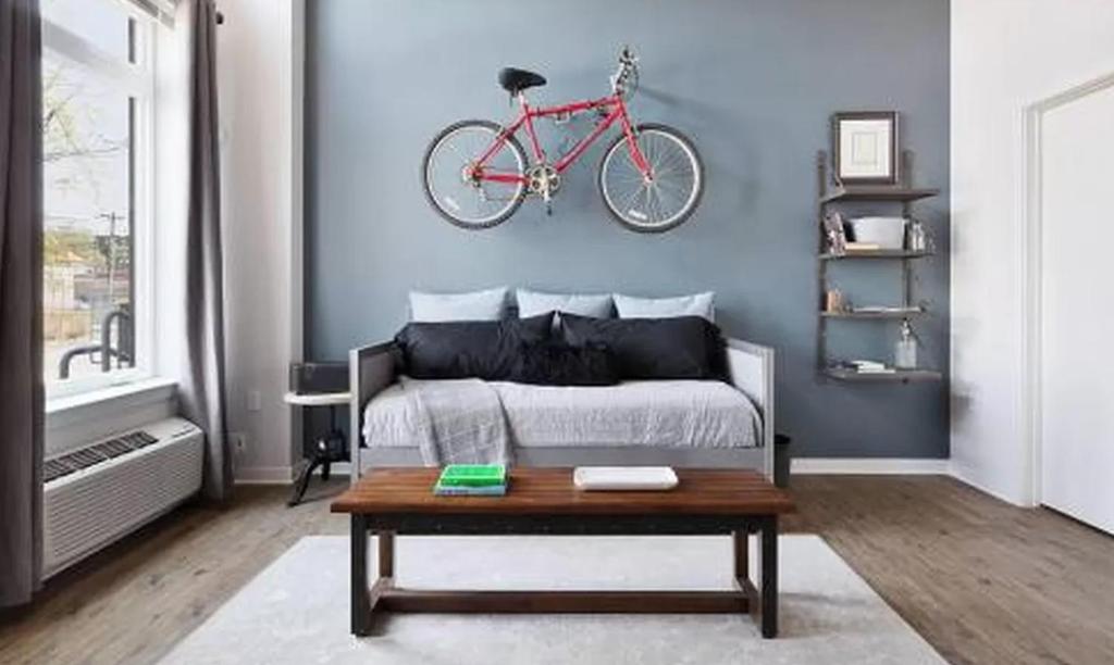 纽约Restful Studio Apartment in NYC!的卧室配有一张床,墙上挂着自行车