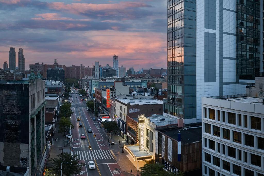纽约Renaissance New York Harlem Hotel的享有拥有高楼建筑的城市街道的景色