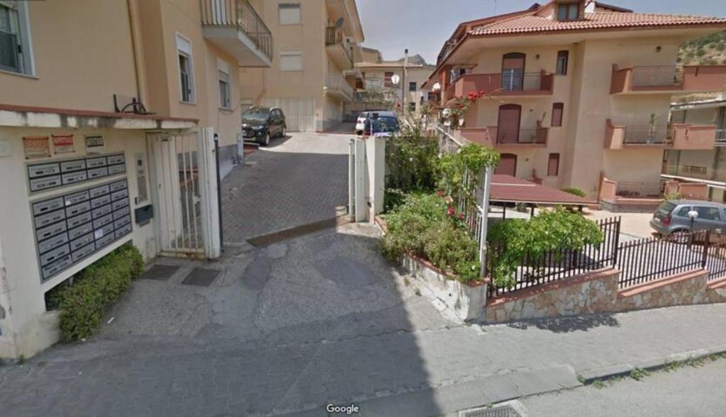 贾迪尼-纳克索斯Grazioso appartamento vicino al mare的一条有栅栏的街道和一些建筑