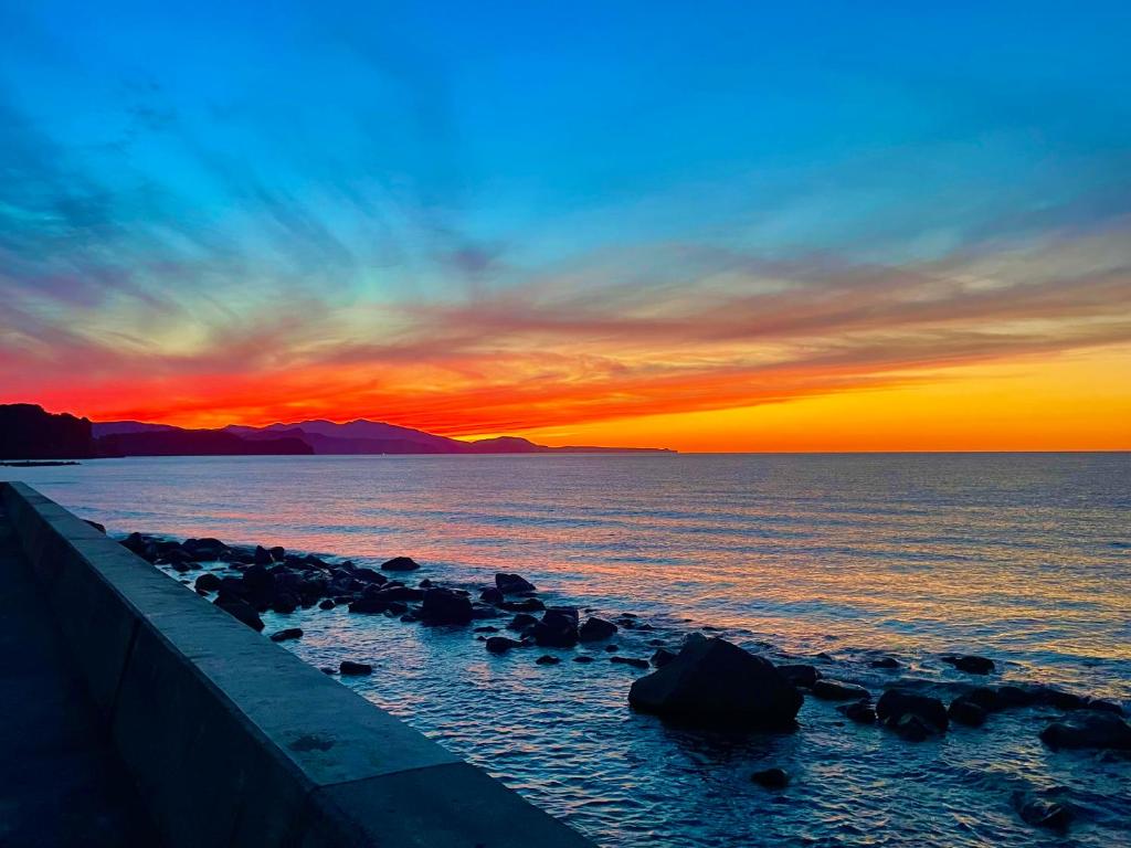 小樽小樽迎浜館的海上的日落,岩石在水中