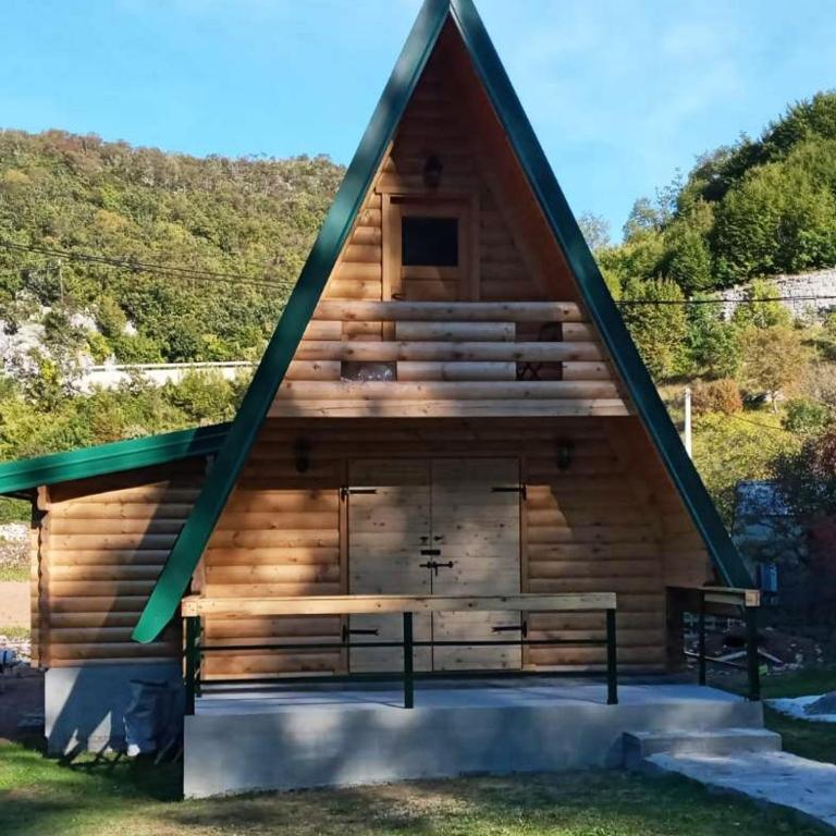 采蒂涅Nice&cosy cabin的大型小木屋,设有倾斜的屋顶