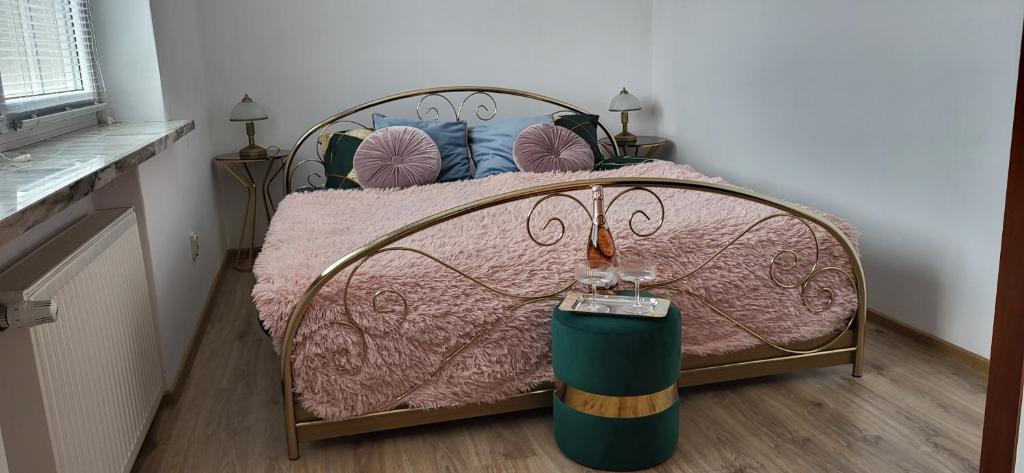 威利兹卡La Casa De Roland的一间卧室配有一张带粉色毯子的床