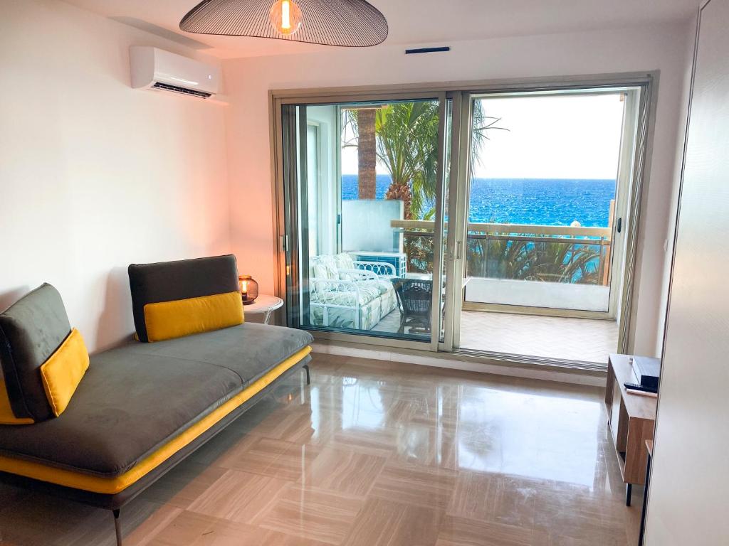 尼斯Promenade-des-anglais-front-sea的带沙发的客厅,享有海景