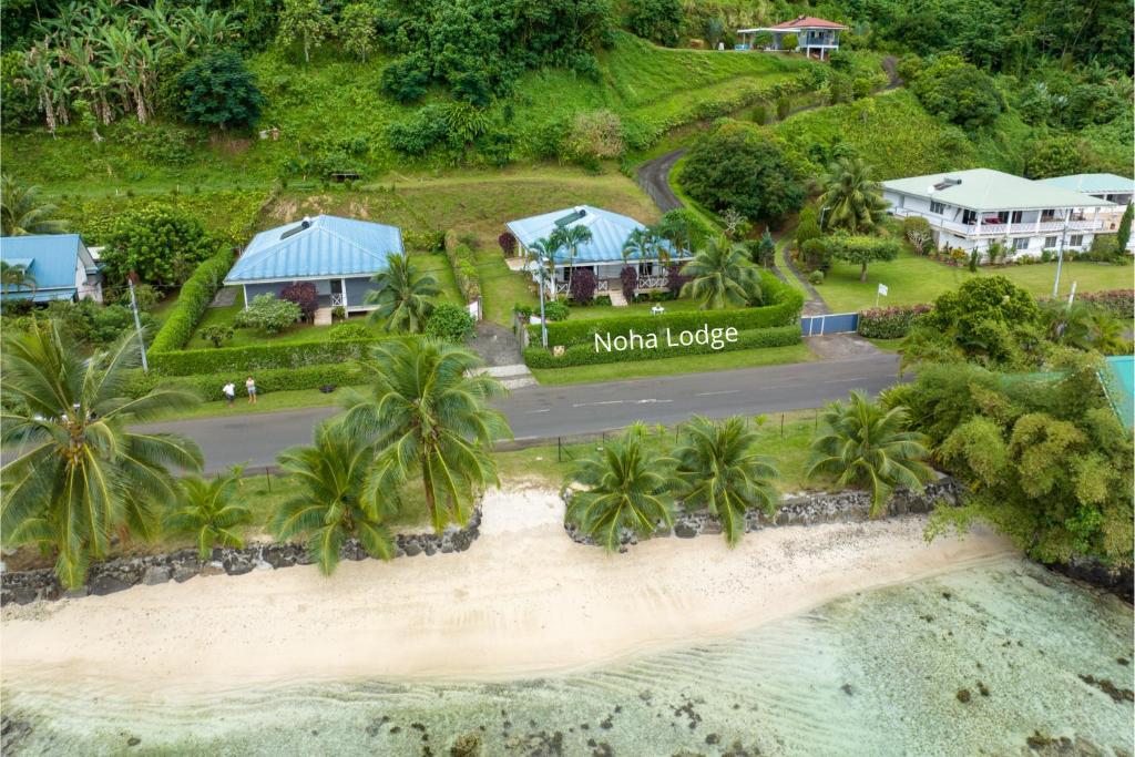 TohautuNoha Lodge的海滩上主小屋的空中景致