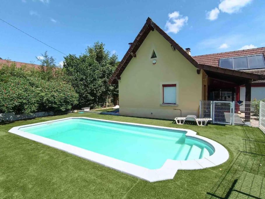 CourbouzonMaison de campagne avec piscine的一座房子的院子内的游泳池