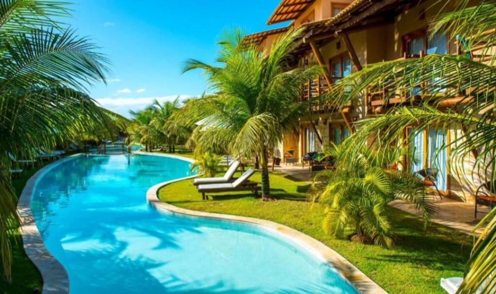 尼西亚弗洛雷斯塔Apartamento 320 Praia Bonita Resort的度假村前的游泳池