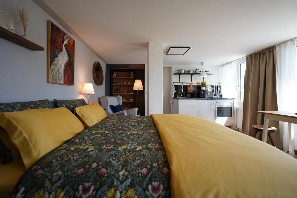 ObereggBergnestli的一间卧室配有一张黄色毯子床
