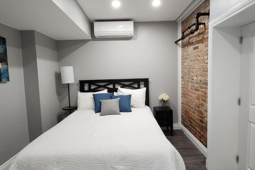 温莎12- Exec 1BD-Wifi-AC-Workspace的卧室配有带蓝色枕头的大型白色床