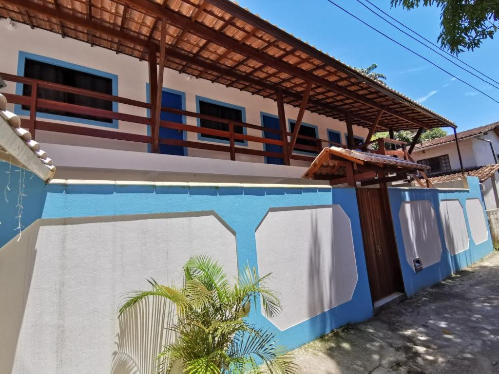 阿布拉奥Suite Grega 5- Centro da Vila Abrãao的拥有蓝白色墙的房子