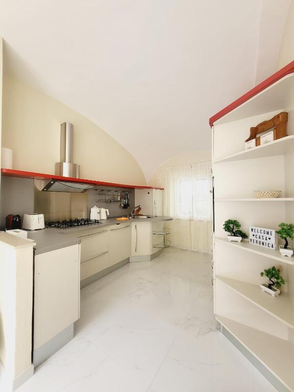韦尔切利Casa Veronica的厨房配有白色橱柜和白色地板
