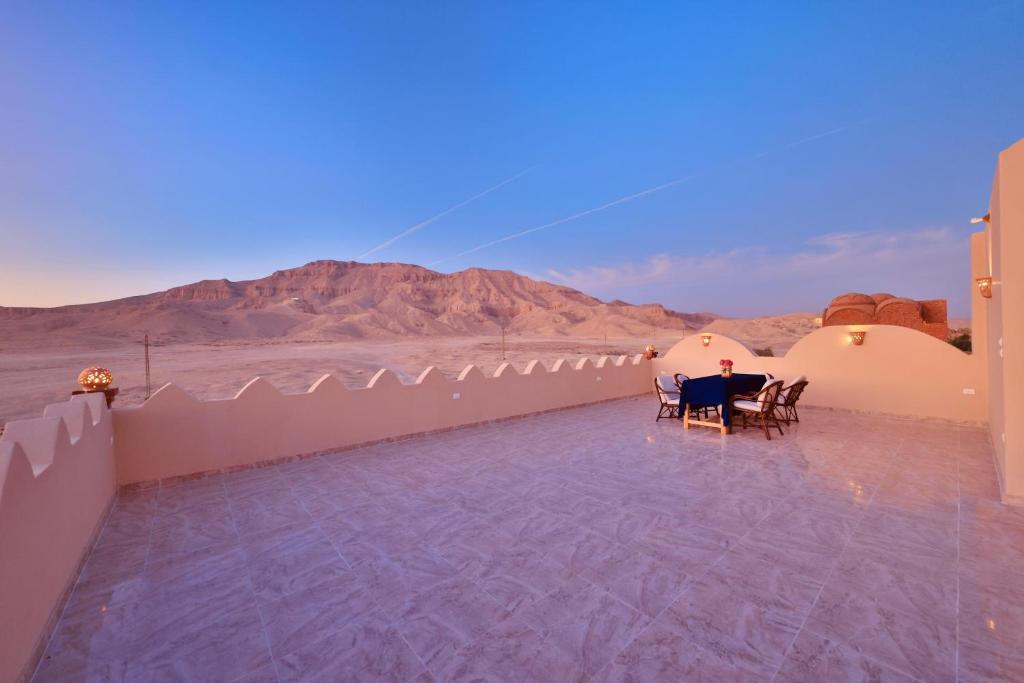 卢克索El Hanna Valley View的从房子的屋顶上可欣赏到沙漠景色