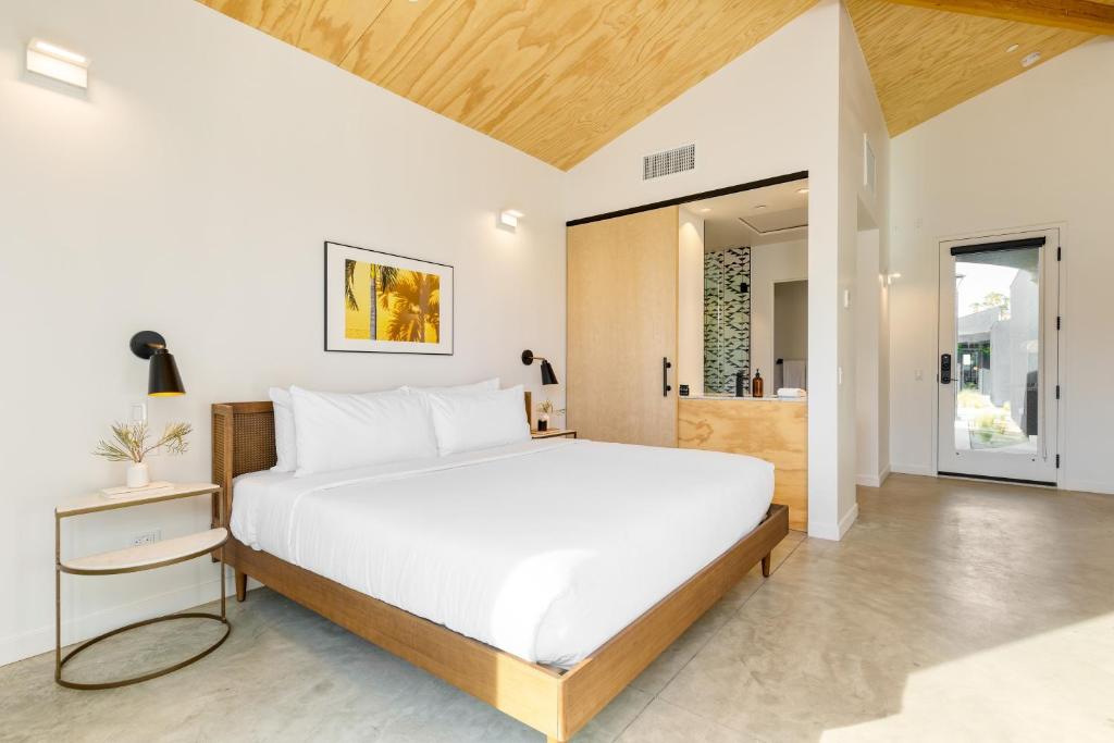 棕榈泉Blackhaus by AvantStay ADA Modern Rooms, Pool & BBQ的一间带大床的卧室和一间浴室