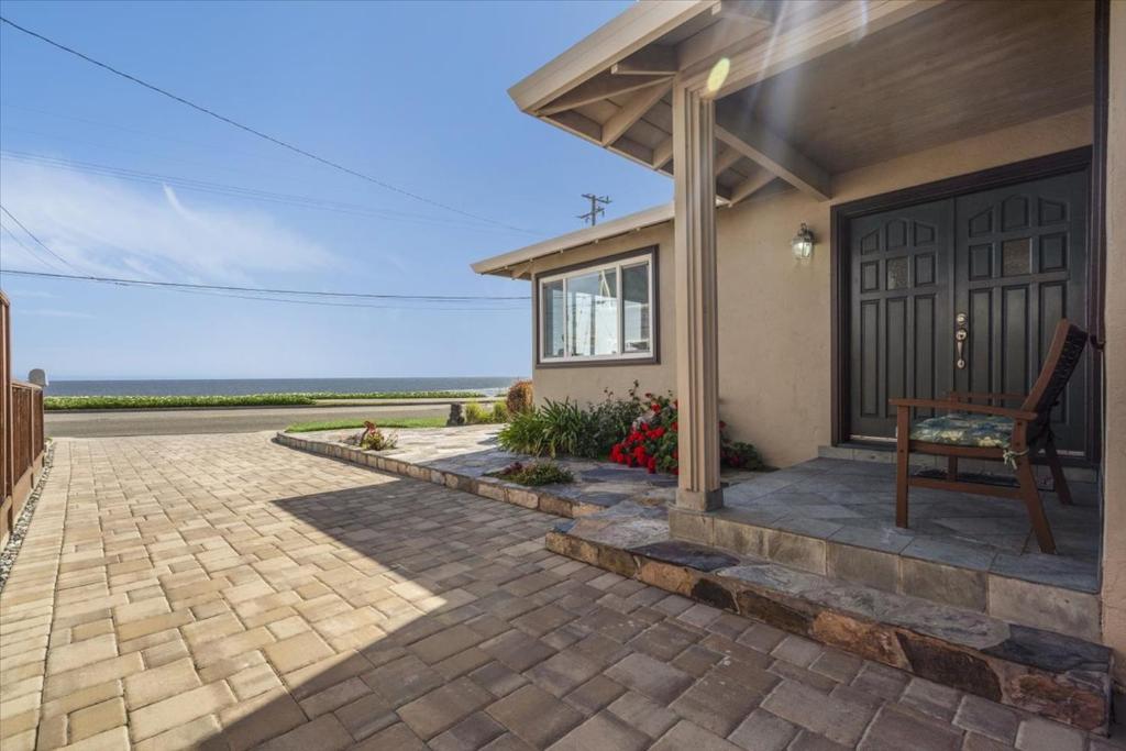 圣克鲁兹Santa Cruz Ocean Front的一个带椅子和大海的房子的门廊