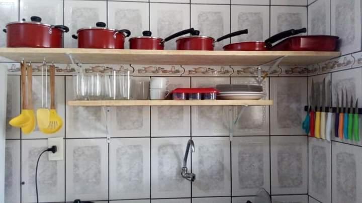 雷森迪Hostel Resende的架子上装有红锅和平底锅的厨房