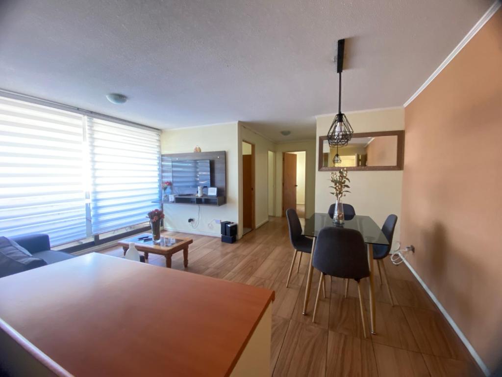 库里科Apartamento centrico的客厅配有沙发和桌子