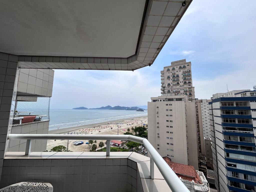 桑托斯Apartamento no Mercure - canal 3的享有海滩和建筑景致的阳台