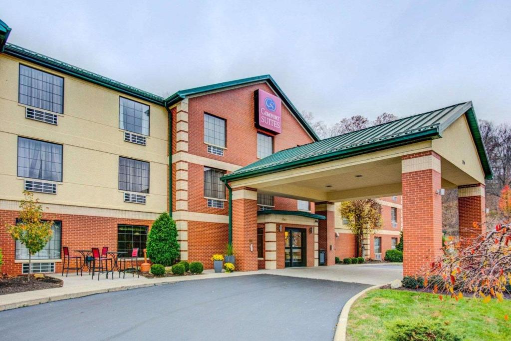 科里奥波利斯Comfort Suites Pittsburgh Airport的停车场酒店 ⁇ 染