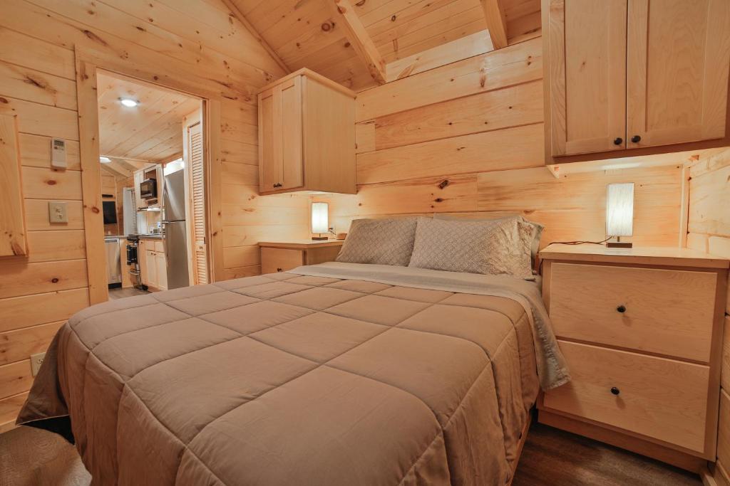查塔努加Stefan Cabin Nature-nested Tiny Home Hot Tub的小木屋内一间卧室,配有一张床