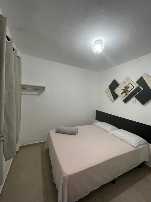 圣托梅-达斯莱特拉斯Pousada Lavínia的一间白色客房内的床铺卧室