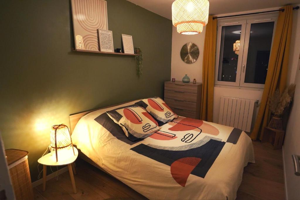 博韦Appartement Cosy Beauvais的一间卧室配有带枕头的床