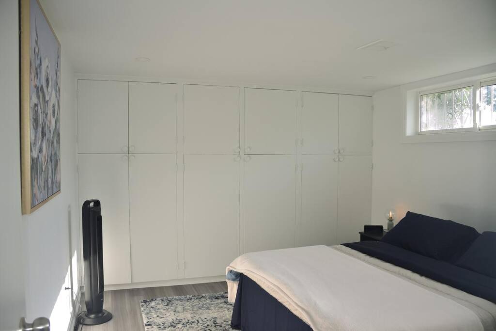 多伦多Entire Basement - 5 Guests 2 Bedrooms 3 Beds的白色的卧室设有床和窗户