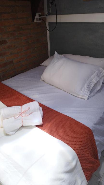 罗恰Dublin的一张带两条白色毛巾的床,上面有一条弓