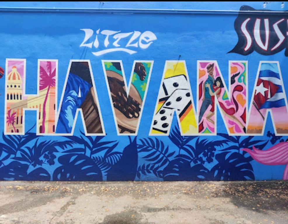 迈阿密Beds & Sheets Little Havana的蓝色的墙壁,上面画着艺术字