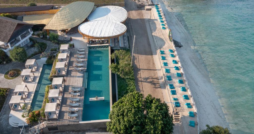 吉利特拉旺安Kardia Resort Gili Trawangan A Pramana Experience的享有带游泳池和海滩的度假村的空中景致