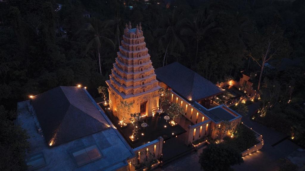 德格拉朗Sanna Ubud A Pramana Experience的享有大楼高空的景致,大楼设有大塔