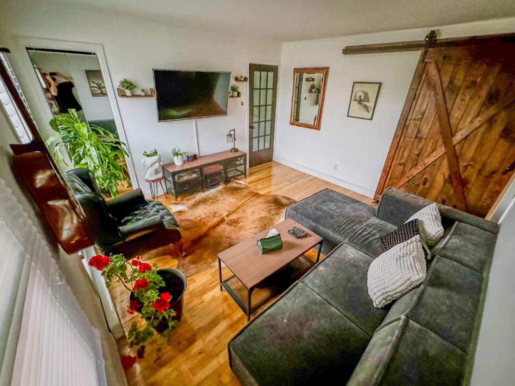 隆格伊Barel Home Residence的客厅配有沙发和桌子