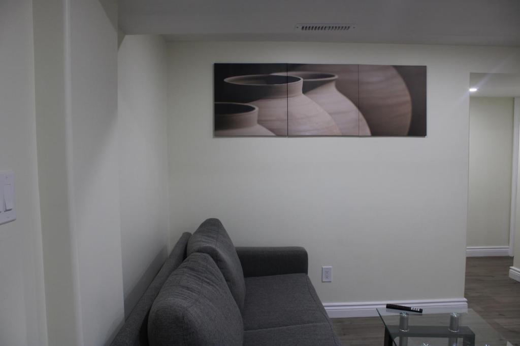 沃恩Comfyhome的客厅配有沙发和墙上的照片