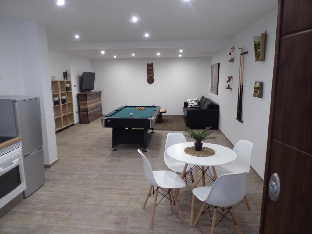 马拉加Apartamento Buen Dia airport Malaga- playa-Torremolinos的客厅配有乒乓球桌和客厅。