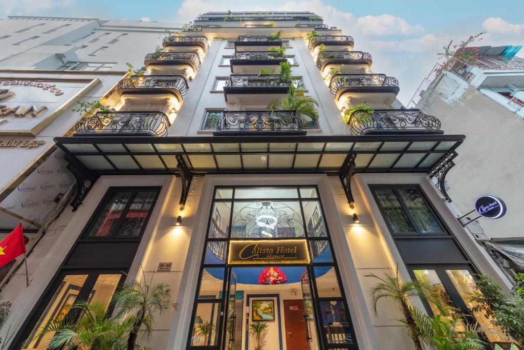 河内Hanoi Calista Hotel的旁边带阳台的建筑