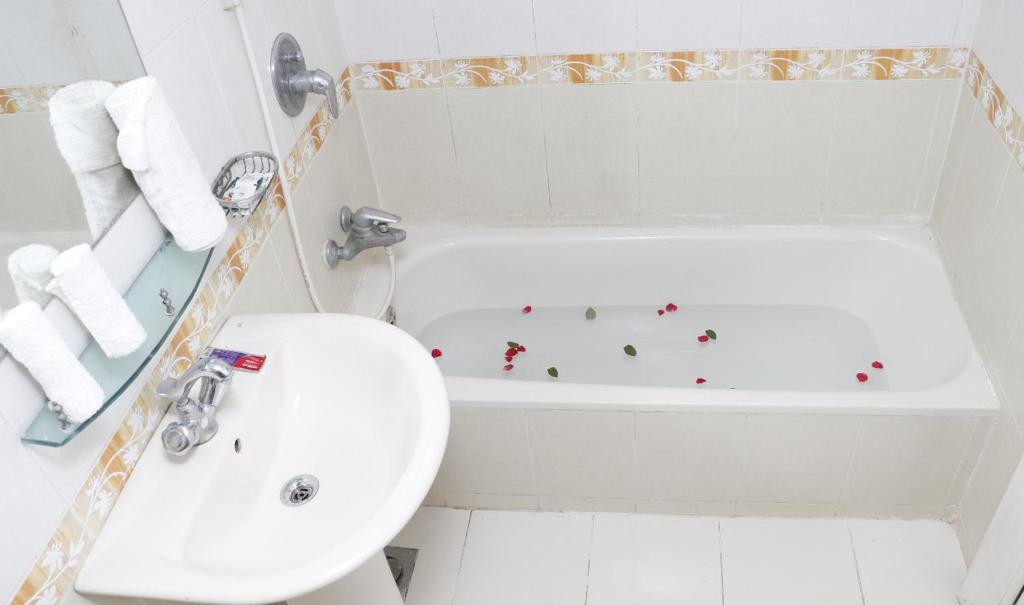 库克斯巴扎Coral Reef Cox's Bazar的白色的浴室设有浴缸和水槽。