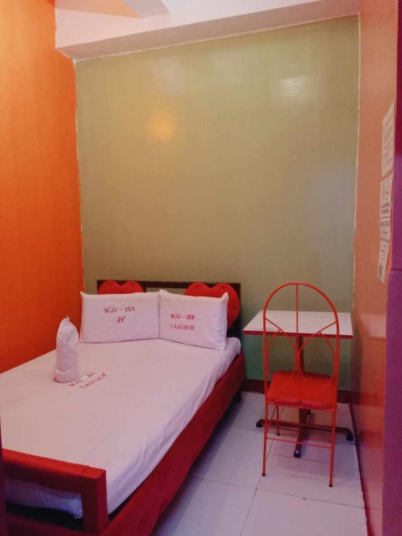 塔里萨伊WJV INN TABUNOK的小房间设有一张床和一把红色椅子
