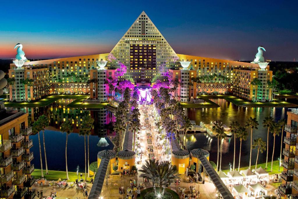 奥兰多迪士尼世界海豚酒店的享有夜间城市美景,设有一座建筑