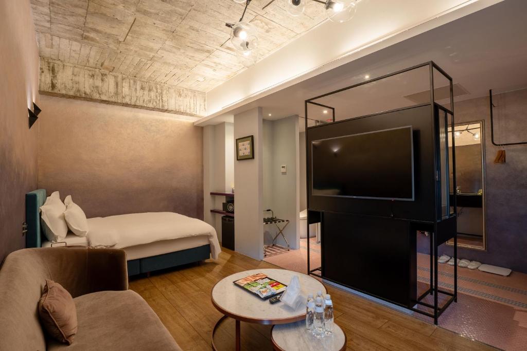 罗东镇雀客嗨夫旅館的酒店客房设有床和大屏幕电视