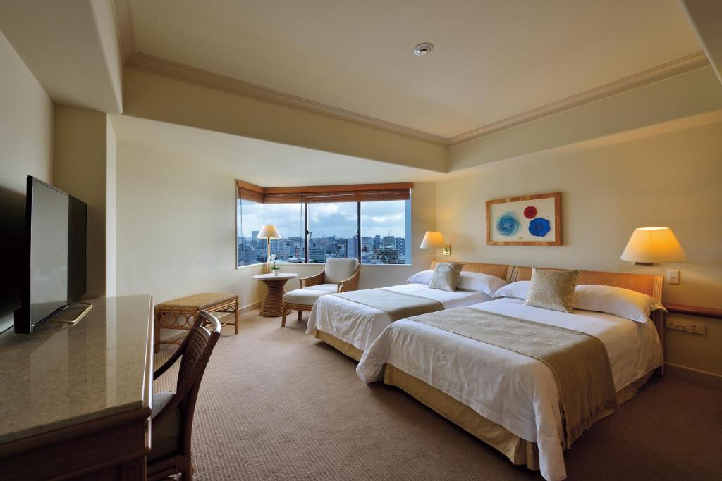 那霸那霸露台酒店的酒店客房设有两张床和一台平面电视。