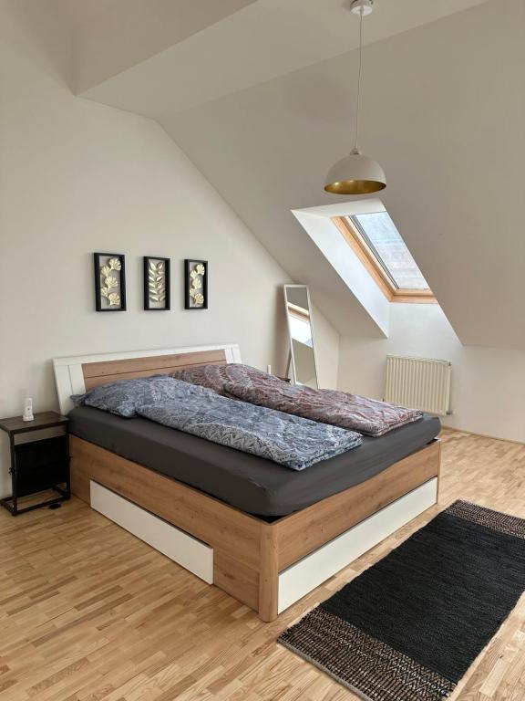 维也纳Dachgeschoss City Apartment in Zentrum Wiens的一间卧室配有一张床和天窗