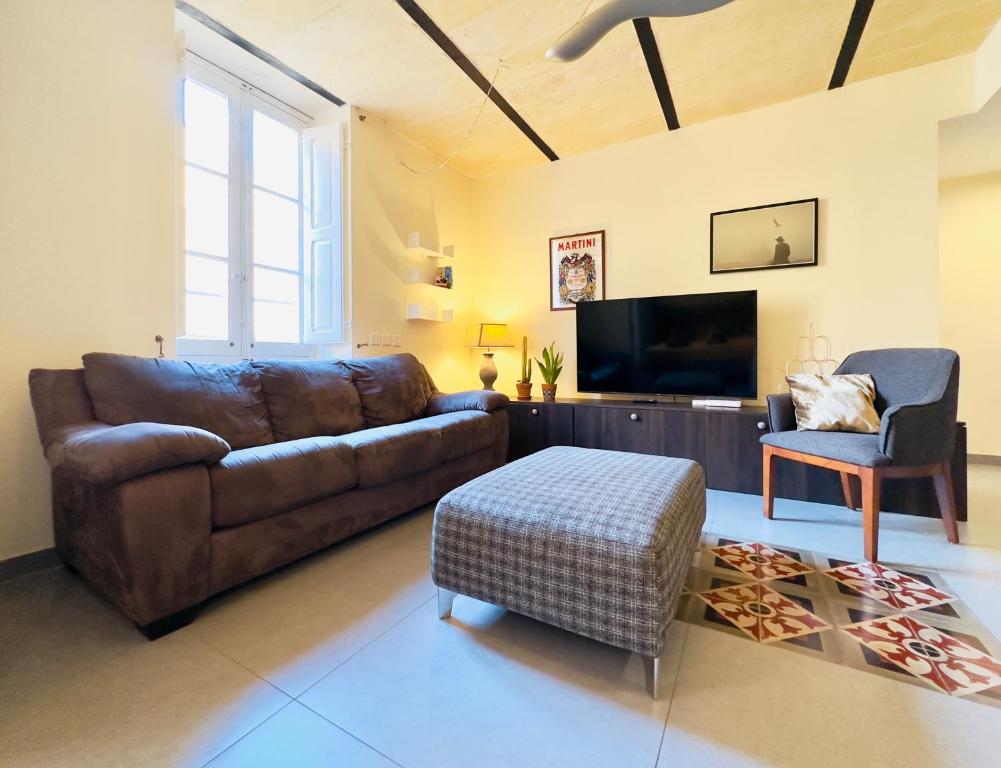 瓦莱塔Valletta Boutique Home的客厅配有棕色沙发和椅子