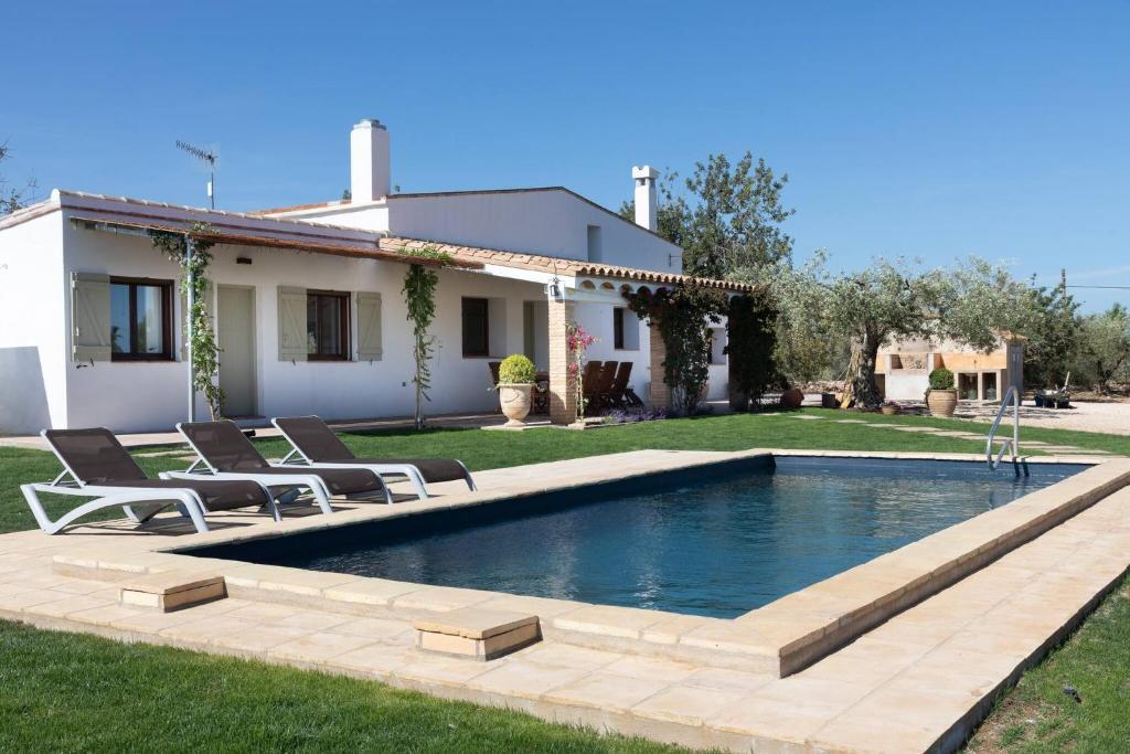 安波拉Santolina - Casa Rural en l'Ampolla con piscina privada, jardín y barbacoa - Deltavacaciones的一座房子的院子内的游泳池