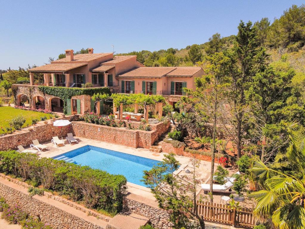 Alquería BlancaFinca Penya Redona的享有带游泳池的房屋的空中景致
