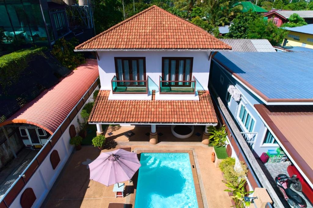 甲米镇Ananda Private Pool Villa, Ao Nang的享有带游泳池的房屋的空中景致