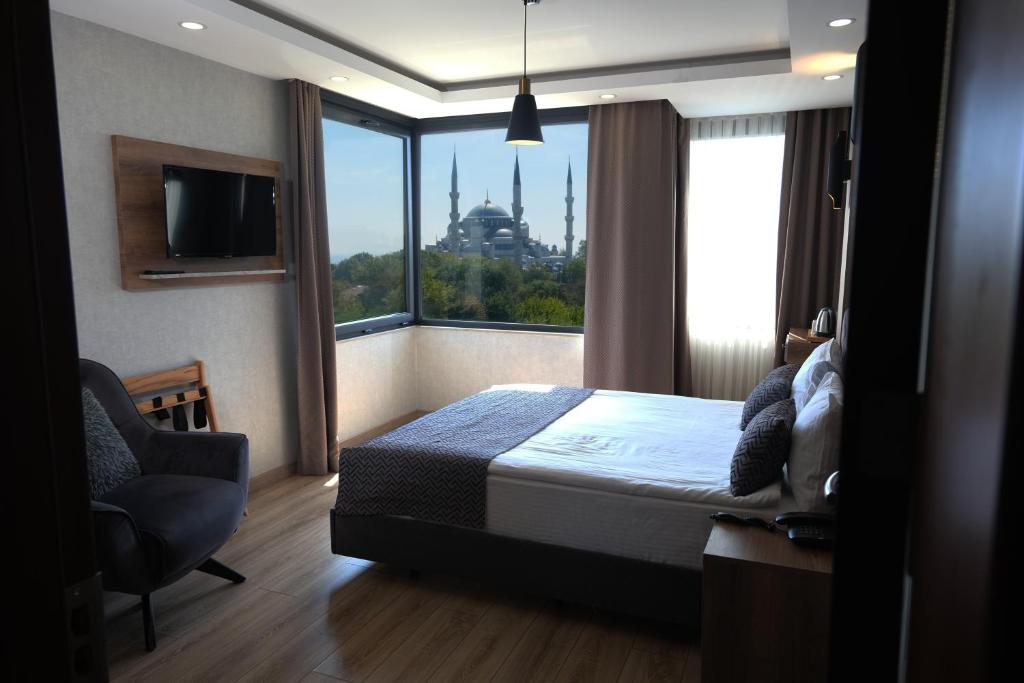 伊斯坦布尔World Heritage Center Hotel的一间卧室设有一张床和一个美景窗户。