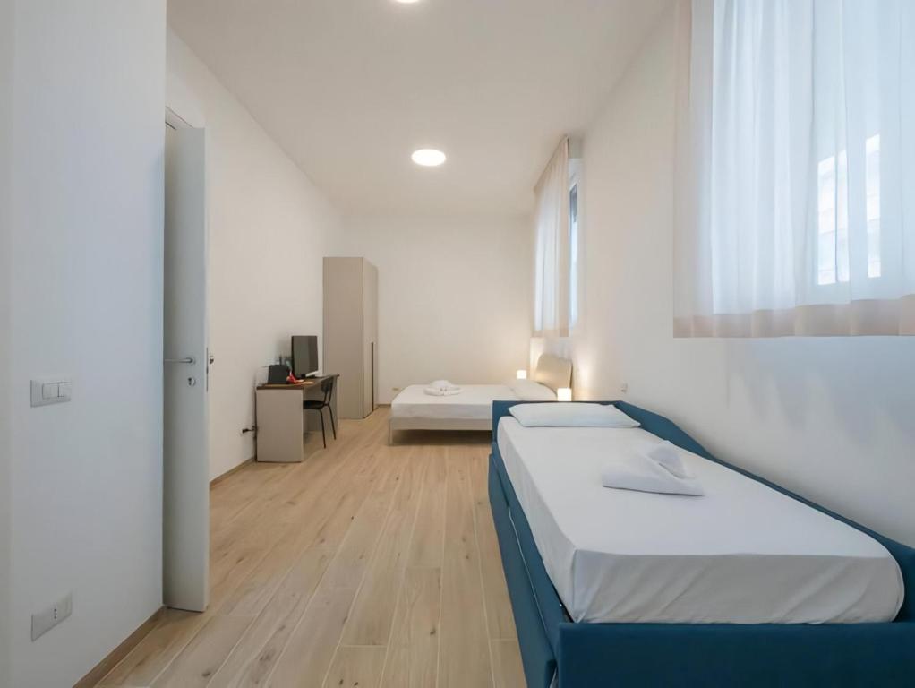 米兰Sforza Room with private bathroom的白色的客房设有两张床和窗户。